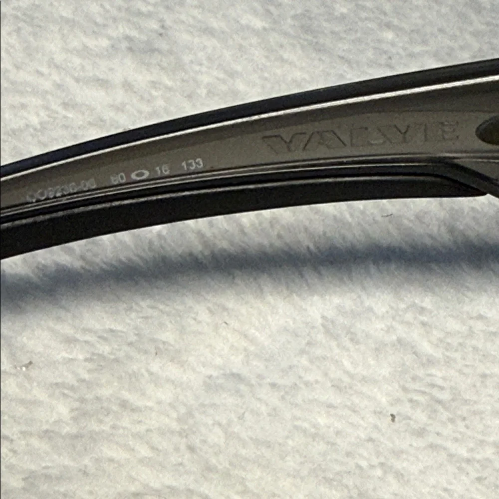 Oakley Valve OO9236-06 60[]16 133 Gray Sunglasses